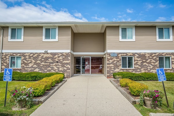 Clean landscaped entrances - Handicap accessible